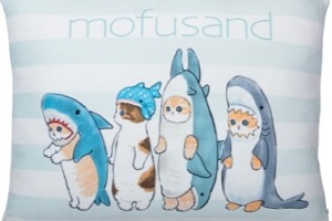 mofusand】サメにゃんのプライズが登場！スクエアクッションにサメの着ぐるみを着たモフモフの猫たちをデザイン【オンクレ】 - Boom App  Games