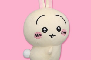 ちいかわ】うさぎのBIGぬいぐるみがプライズで登場！ふわふわ