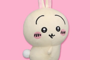 【ちいかわ】うさぎのBIGぬいぐるみがプライズで登場！ふわふわ ...